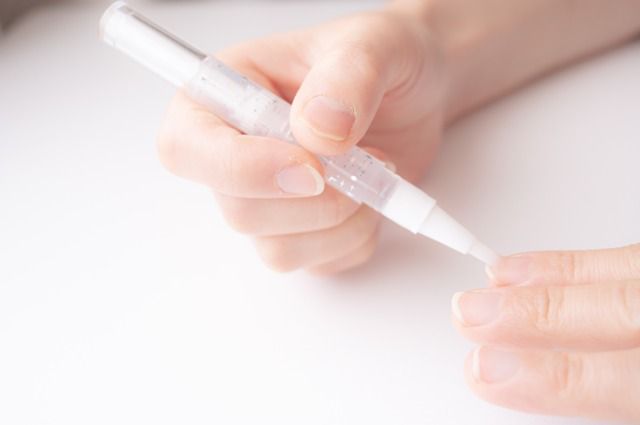 ネイルオイルを塗る手