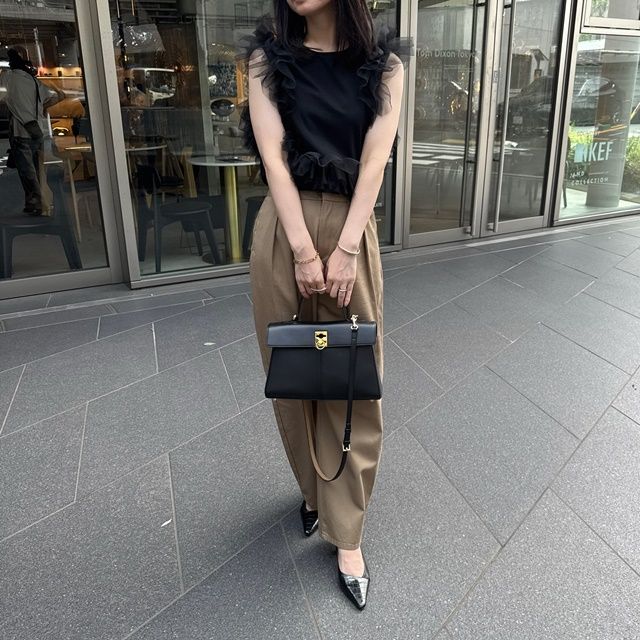 GUのベージュの「チノバレルレッグタックパンツ」