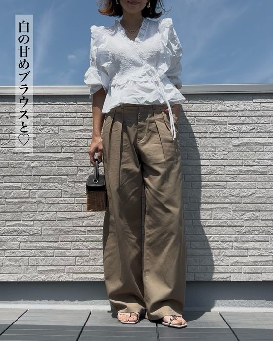 GUのベージュの「チノバレルレッグタックパンツ」