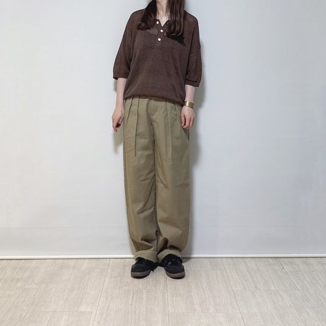 GUのベージュの「チノバレルレッグタックパンツ」