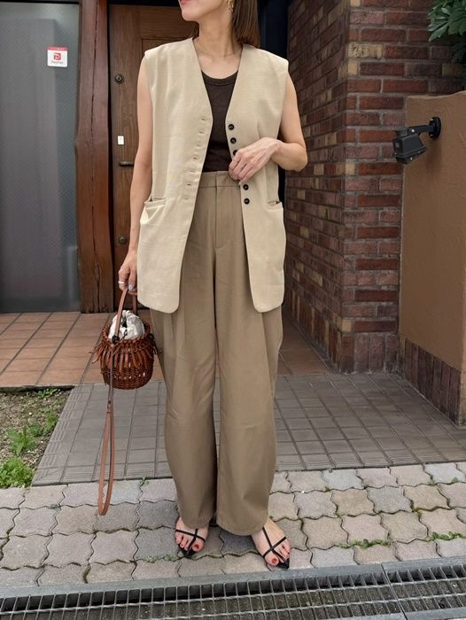 GUのベージュの「チノバレルレッグタックパンツ」