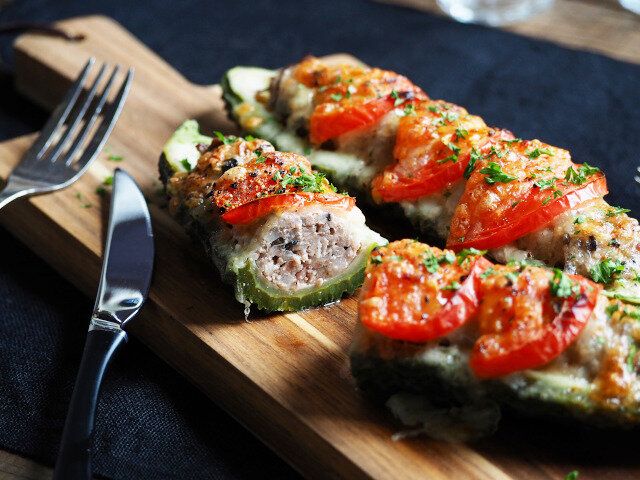 トマトとチーズの肉詰めゴーヤボート