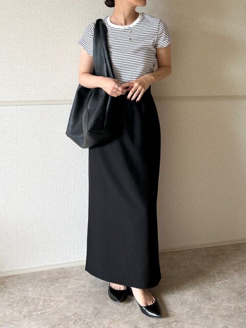 Style①通勤OK！黒スカートで引き締める好印象モノトーン