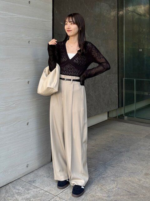 2025夏女性おすすめ透け感黒ニットワイドパンツコーデ