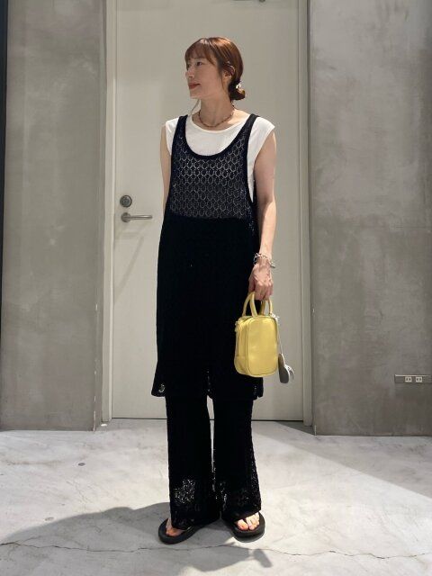 2025夏女性おすすめ透け感黒ニットセットアップコーデ