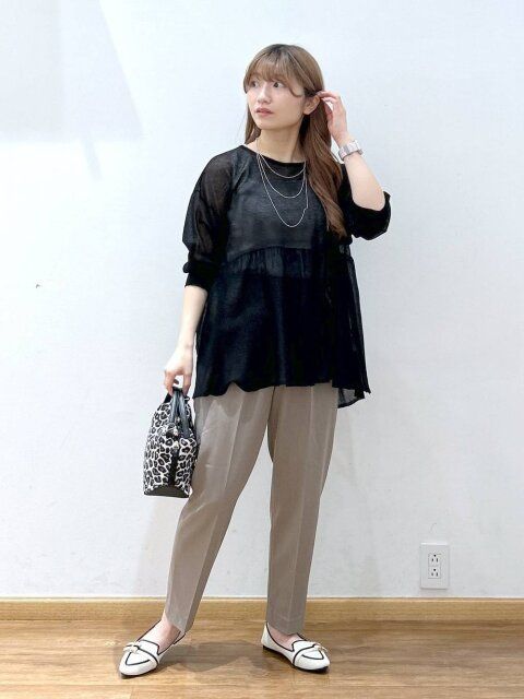 2025夏女性おすすめ透け感黒ニットカジュアルコーデ