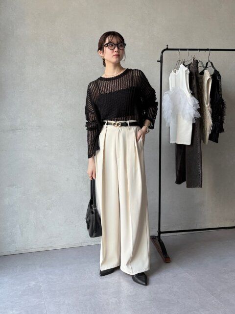 2025夏女性おすすめ透け感黒ニットきれいめモノトーンコーデ