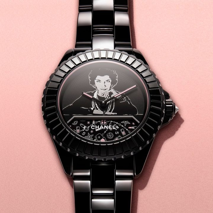 「マドモアゼル J12 ブラッシュ キャリバー 12.1」（SS×高耐性セラミック、ケース径38mm）￥2,772,000 ※数量限定