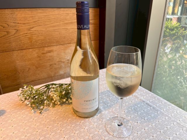 氷を入れたグラスとボトル