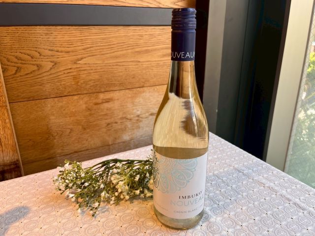 氷を入れたアイスヌーヴォのグラス