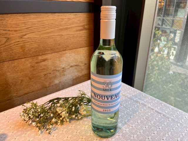 チリ産スパークリング缶と白ワインボトル