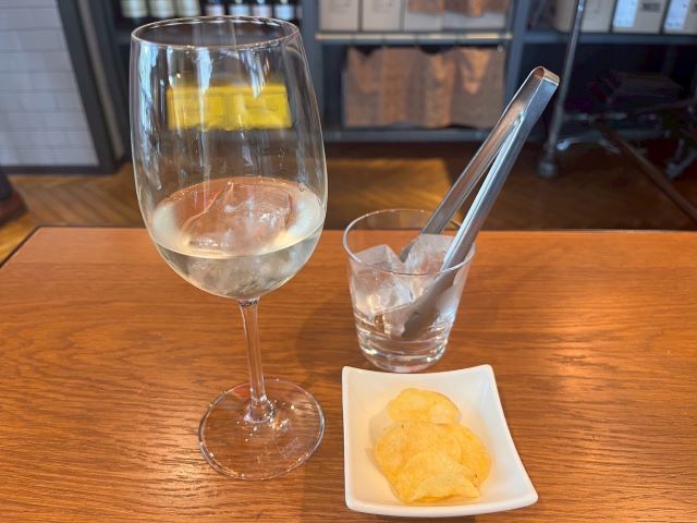 サマーヌーヴォとおつまみのテーブル