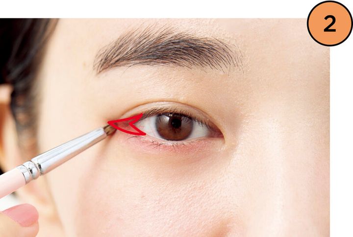 【2】くの字囲みで目尻を強く