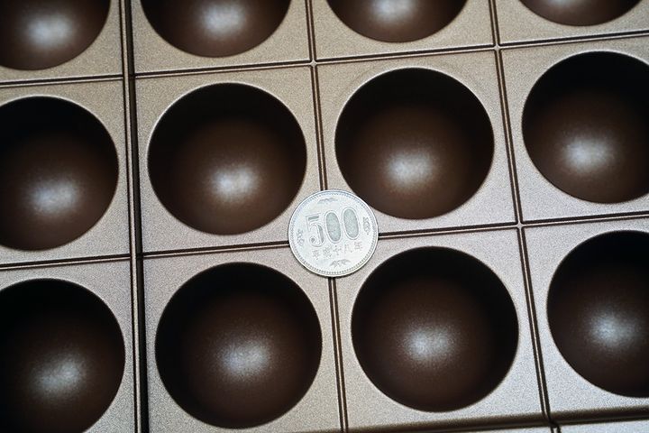 500円玉と比較すると穴の大きさがわかるのではないでしょうか。