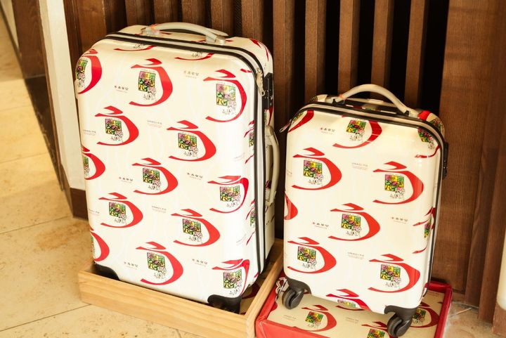 「うなぎパイキャリーケース」63Lサイズ17600円、25Lサイズ12100円