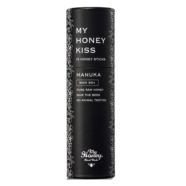 チューブ状で手軽に携帯できるはちみつ。体調ケアに役立つマヌカハニーにアカシアハニーを加えて食べやすく。MYHONEY KISS マヌカブレンド 2.5ｇ×15本 ¥2,490／MY HONEY（マイハニー）