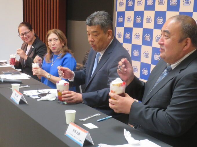 ミニストップのハロハロとフィリピンのハロハロとを両国交換して試食する様子