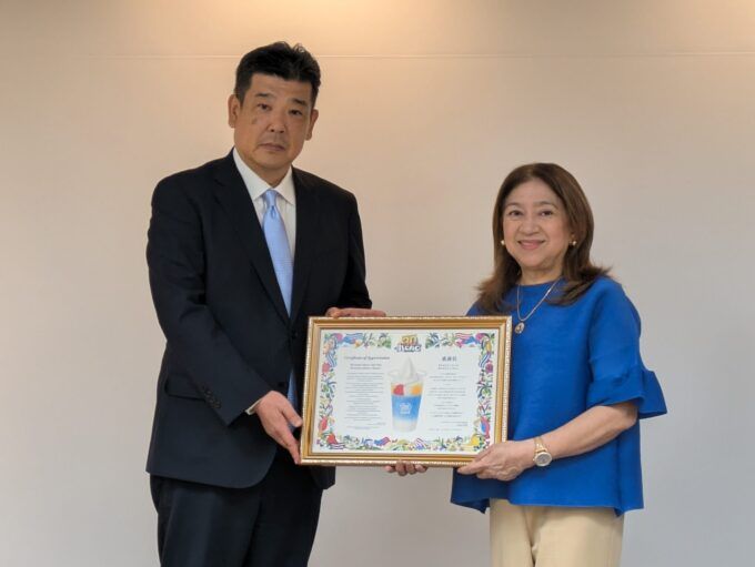 ミニストップ堀田昌嗣代表取締役社長と駐日フィリピン共和国特命全権大使ミレーン・デ・ホヤ・ガルシア＝アルバノ閣下