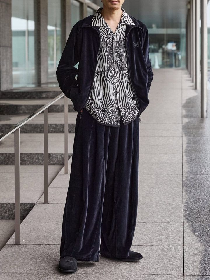 モードな印象を与えるオールブラックで仕⽴てた、ARKnets別注のNEEDLES定番のトラックジャケットとH.D. トラックパンツがリリースする。