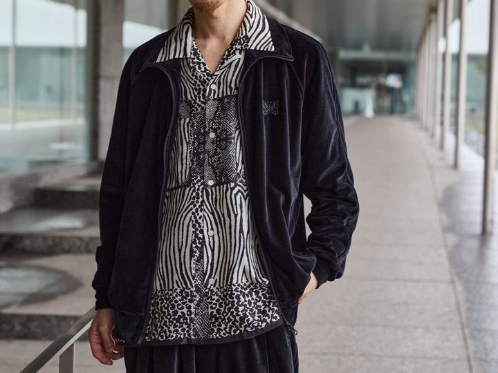 ブランドアイコンでもある蝶の刺繍ロゴはボディと同じブラックに。素材にはストレッチ性と耐久性に優れた従来のポリエステルジャージーではなく、コットン/ポリエステルの光沢感あるベロア素材を採⽤した。