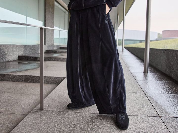 ワイドなシルエットが魅⼒的なH.D.タイプのトラックパンツ。ウエストと裾のダーツ処理によって⽣まれるフロントが⼤きく膨らんだ⽴体的シルエットは唯⼀無⼆の存在感を放つ。