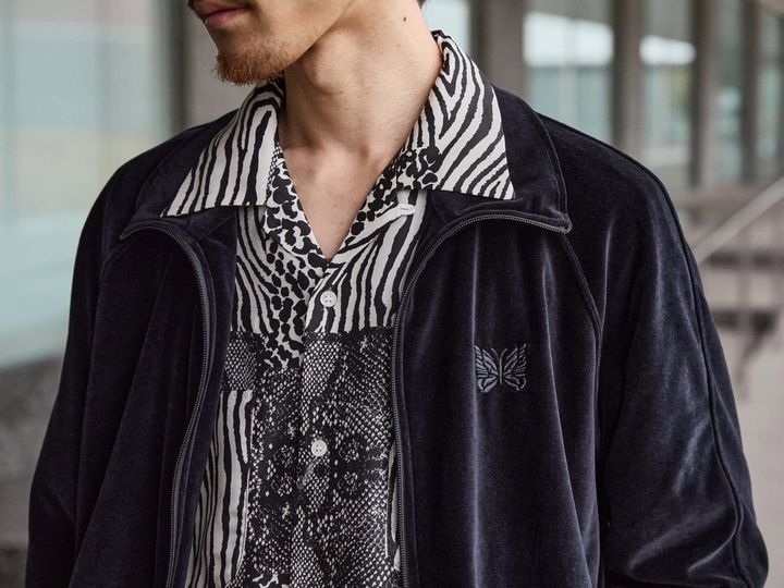 NEEDLES（ニードルズ）×ARKnets（アークネッツ）の最新作は、削ぎ落とし艶やかになったTrack Jacket ＆ H.D. Track Pantがリリースする。サイドラインテープを無くした上品なベロアセットアップだ。