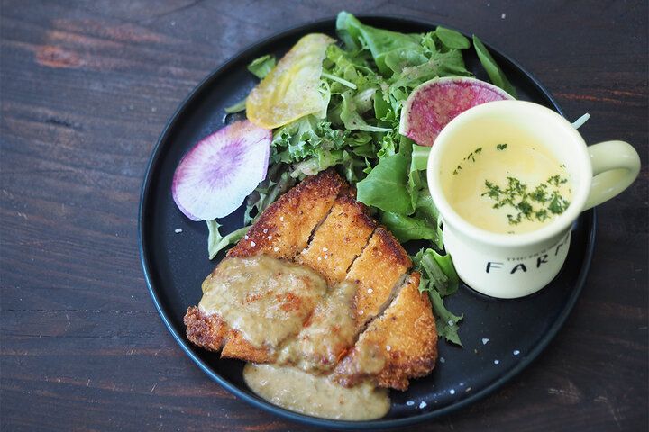 葉山さんぽで行きたい♪ 日常を忘れられる森の隠れ家レストランでのんびりランチ「ザハウスファーム」