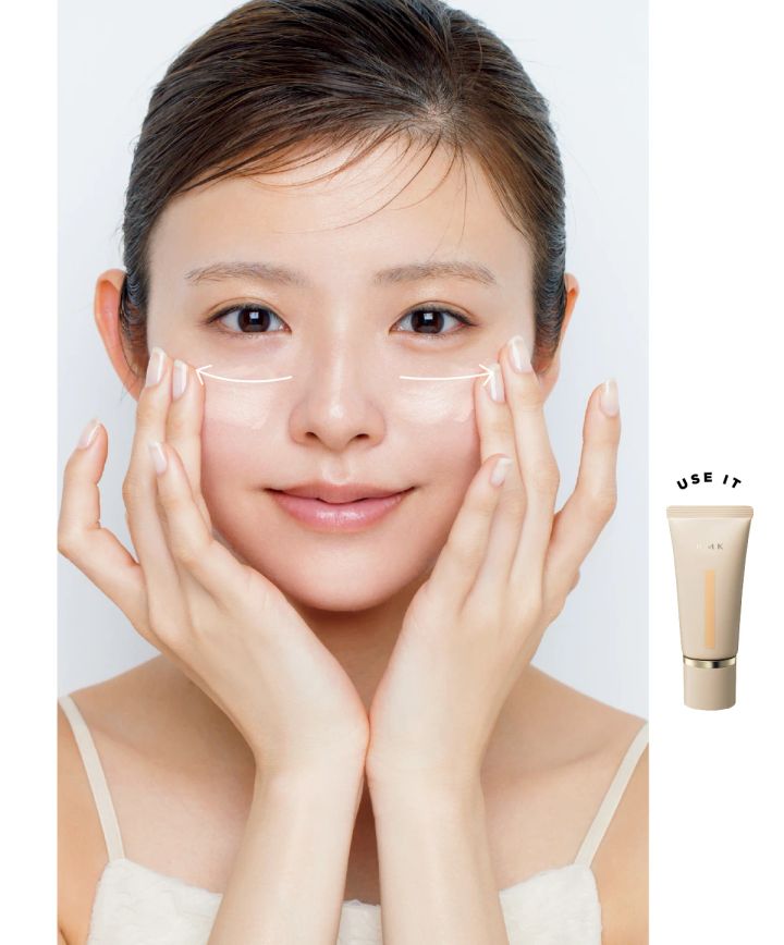 3.ファンデーションを頬の中央からフェイスラインに向かって伸ばす