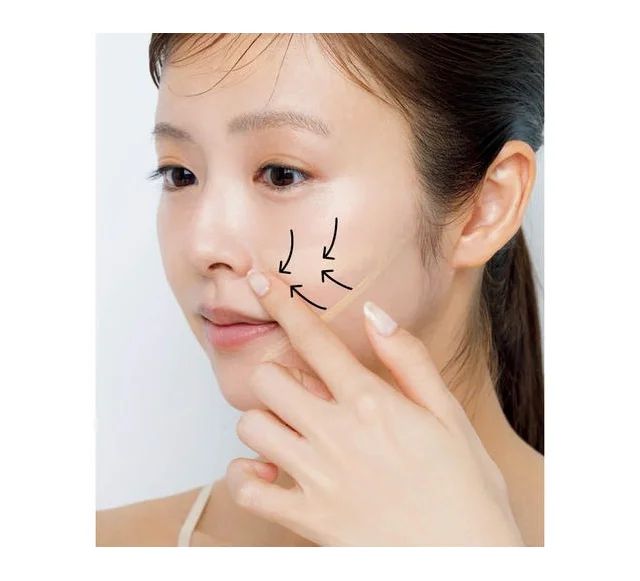 瞬時にリフト効果 フの字コンシーラー なじませる