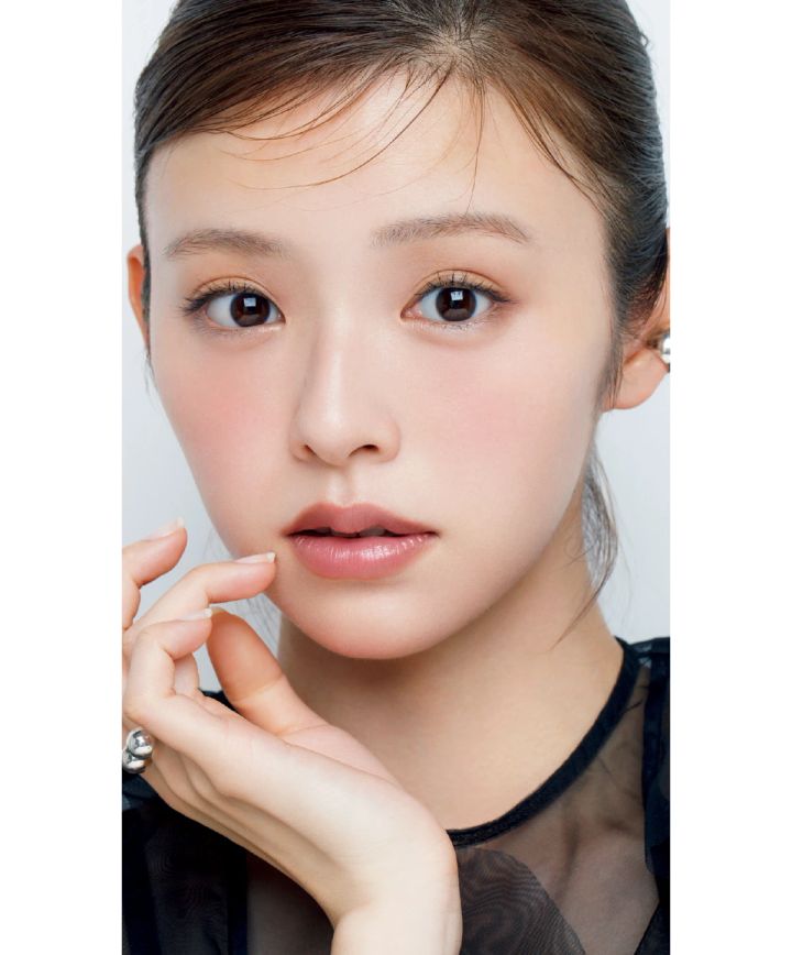 生命力を感じさせる涙型チークの入れ方