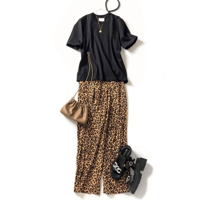 Tシャツ1万4300円（チノ／モールド） パンツ2万5300円（リエス） カチューシャ1100円（アネモネ／サンポークリエイト） ネックレス2万7500円（マリハ） バッグ2万5300円（イヌエ／プルミエ アロンディスモン） サンダル1万8700円（ダイアナ／ダイアナ 銀座本店）