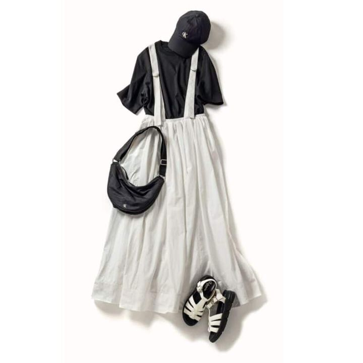 Tシャツ1990円（無印良品／無印良品 銀座） サスペンダー付スカート2万900円（メゾンスペシャル／メゾンスペシャル 青山店） キャップ8800円、バッグ1万8700円（ともにカルバン・クライン／カルバン・クライン カスタマーサービス） サンダル1万2100円（ダイアナ／ダイアナ 銀座本店）