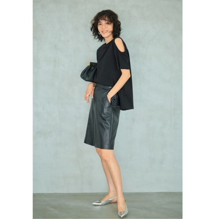 Tシャツ1万6500円（ルームエイト／オットデザイン） ショートパンツ1万6500円（アルページュストーリー／アルページュストーリー プレスルーム） ピアス4180円（ヘンカ）、バングル3900円（soie／ともにロードス） リング3万7400円（リューク）、クラッチバッグ6万6000円（トラモンターノ）、シューズ5万9400円（ネブローニ／すべてピモンテ）