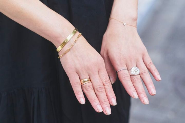 ティファニー、カルティエのジュエリーを重ねづけ