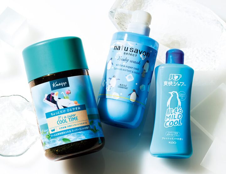 （右から） 1.バブ 爽快シャワー 肌さらマイルドクール フレッシュミントの香り バスタイムの最後に、全身につけてシャワーで流すだけ。メントールとパウダーが肌に広がり、汗を素早く乾かしてさらさらボディが長続きする。 250mL ￥770（編集部調べ、数量限定）／花王 2. ソフティモ ナチュサボン セレクト ホワイト ボディウォッシュ Sクール もっちりとした濃密な泡で洗い上げる、スーパークールタイプのボディソープ。CICA、ハトムギエキスなど美容成分を配合し、みずみずしい肌へ導く。 480mL ￥858（編集部調べ、数量限定）／コーセーコスメポート 3. クナイプ バスソルト スーパーミントの香り ミントの香りとメントールの爽快感で、夏のバスタイムを快適にするバスソルト。 850g ￥2,640（数量限定）／クナイプジャパン