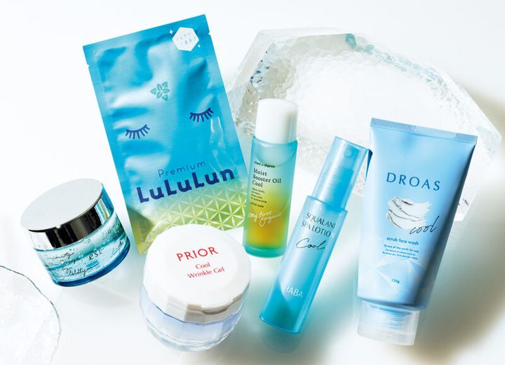 （右から） 1. ドロアス クレイマイルドスクラブ ウォッシュ クール ベタついて汚れがたまりやすい夏の肌を、泥＋ミクロスクラブですっきりと洗い上げる。メントールとハッカ油の冷涼感が心地よい。 120g ￥990（期間限定）／I-ne（アイエヌイー） 2. ハーバー ひんやりスクワラン スパローション 天然精油のハッカ葉油を配合したミストローション。スクワランやヒアルロン酸などの保湿成分を独自のVCナノ乳化法で微粒子化し、肌へのなじみをアップ。 60mL ￥1,430（数量限定）／ハーバー研究所 3. チャントアチャーム モイストブースター オイル クール オイルなのに清涼感のある使い心地の導入美容液。意外と乾きがちな夏の肌に、うるおいを引き込み、蓄える。 40mL ￥3,520（数量限定）／チャントアチャーム 4. プレミアムルルルン ひんやりマスク ウイキョウ種子エキス、コリアンダー葉エキスなど5種の冷感成分を配合。陽射しを浴び た日のクールダウン＆うるおいチャージに常備しておきたい。 5枚 ￥1,650／Dr.ルルルン 5. プリオール 薬用 冷やしリンクル 美コルセットゲル［医薬部外品］ シワ改善オールインワンに、－５℃冷感タイプが登場。上からファンデーションを重ね ても、ひんやり感が続く。 90g ￥7,480（編集部調べ、数量限定）／資生堂 6. エスト ザ ローション ジェリー 厚みがあってぷるぷる、ひんやりと心地よいジェリーが、パックのように肌を包み込んでひたひたにうるおし続ける。 100g ￥4,950（数量限定）／エスト