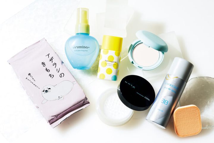 （右から） 1. エスプリーク 冷感タッチ BBスプレー UV 50 S －５℃冷感タッチのBBスプレー。従来品よりもハリ感とツヤのある仕上がりで、カバー力もアップ。 SPF50＋・PA＋＋＋＋50g ￥2,420（編集部調べ、数量限定）／コーセー 2. エテュセ スキンケアパウダー （プレスト） クール 日中はメイクの仕上げ＆お直しに、夜はスキンケア効果を閉じ込めるフタとして、と大活 躍のひんやりパウダー。 ￥2,640（編集部調べ、数量限定）／エテュセ 3. ナチュラグラッセ UVプロテクション ベースML SPF50＋・PA＋＋＋ 毛穴をカバーしてツヤ肌に見せる日焼け止めメイク下地。希少な和ハッカ由来のメントールを配合。 30mL ￥3,740（数量限定）／ナチュラグラッセ 4. ケイト フェイスパウダーＺ （オイルブロック） クール テカり・ベタつきを長時間ブロックするフェイスパウダーに、3種の冷感成分を配合。汗ばむ首やデコルテ、前髪のベタつきオフにも使え、さらさら感をキープする。 ￥1,540（編集部調べ、数量限定）／カネボウ化粧品 5. ウルミナプラス 生つやキープ ミスト Ｖ 汗・皮脂を弾いてメイク崩れを防ぐキープミスト。ビタミンB3がうるおいと自然なツヤ感を与える。 70mL ￥1,078（編集部調べ）／コーセーコスメポート 6. キモチ 涼感フェイスシート（顔用） アザラシのきもち メイクの上から押さえて汗・皮脂を吸着する、パウダー配合の顔用シート。厚手シートとメントール不使用でやさしい使用感。 20枚 ￥528（数量限定）／グローバルプロダクトプランニング
