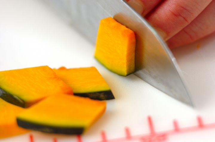 揚げカボチャの白和えの下準備1