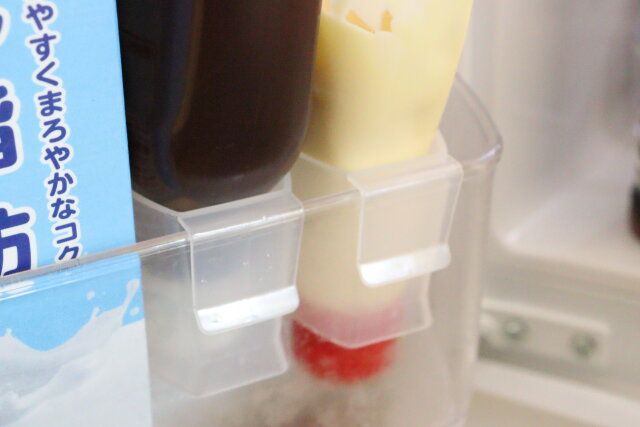 セリアのマヨケチャホルダーでボトルチューブ収納