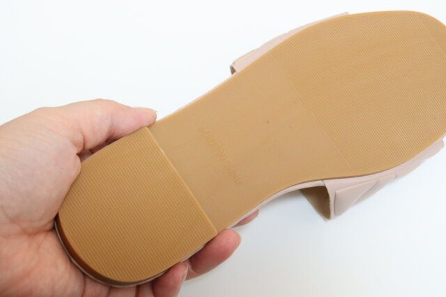 ダイソーの滑りにくいサンダル（合皮・フラット・リーフ）