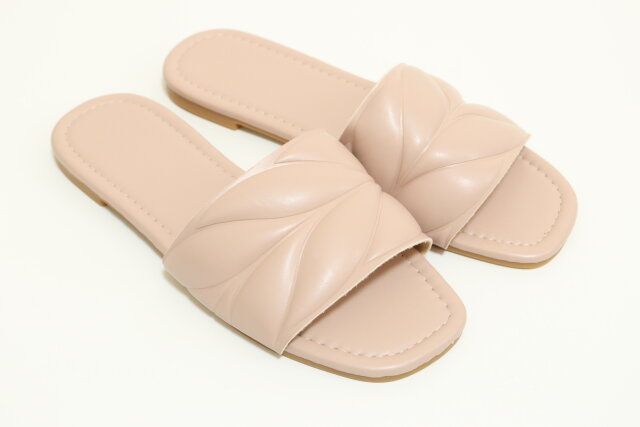 ダイソーのおすすめサンダル（合皮・フラット・リーフ）