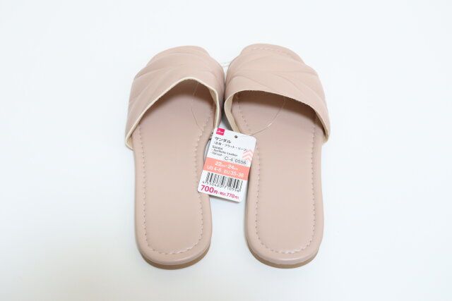 ダイソーのサンダル（合皮・フラット・リーフ）のパッケージ