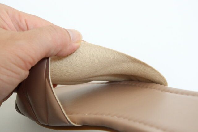 ダイソーのクッション性があるサンダル（合皮・フラット・リーフ）