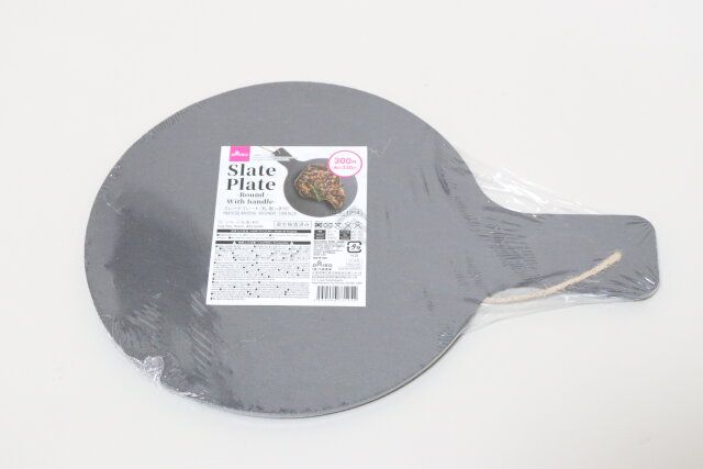 ダイソーのスレートプレート（丸、取っ手付）のパッケージ