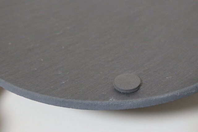ダイソーのスレートプレート（丸、取っ手付）の裏面