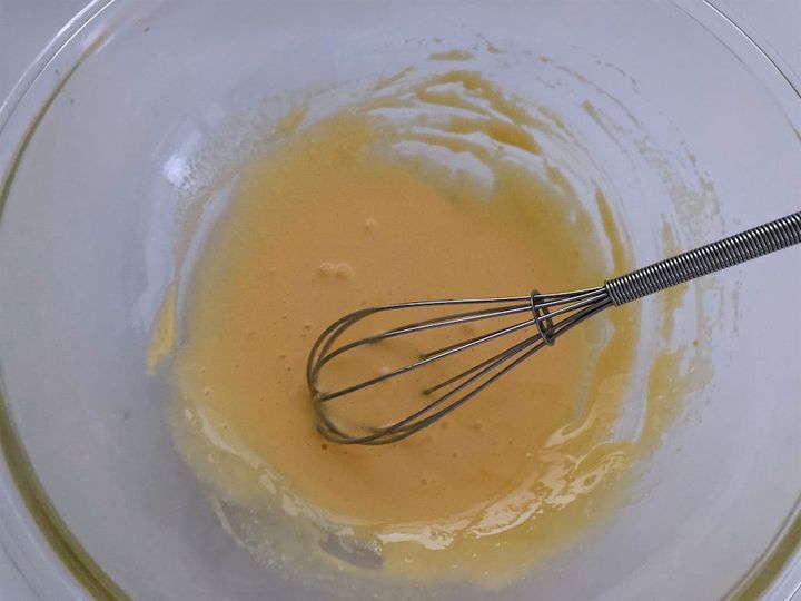 卵黄に砂糖を入れて混ぜる