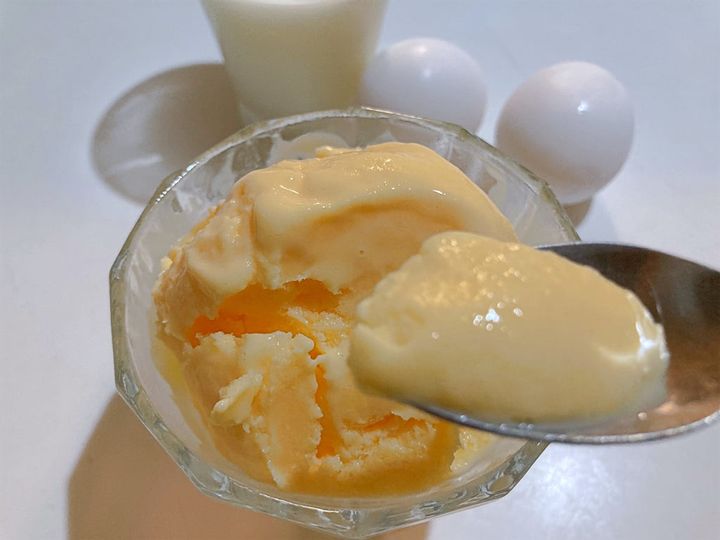 濃厚アイスをスプーンですくったところ