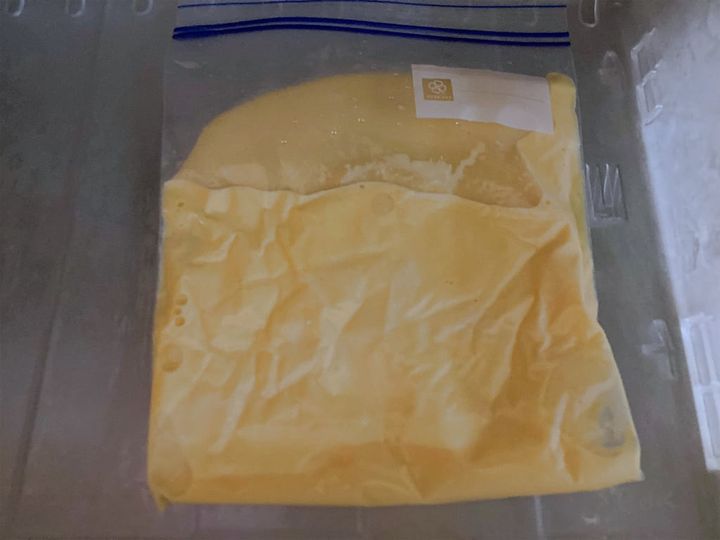 アイスのもとを冷凍庫で凍らせる