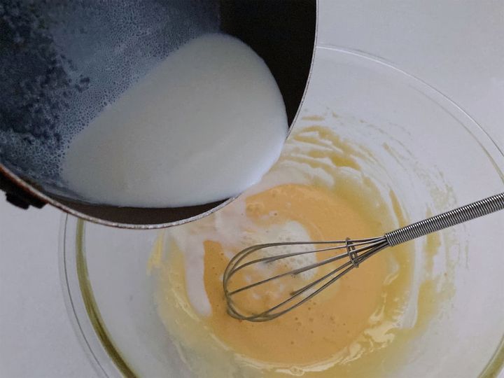 温めた牛乳を卵に入れてよく混ぜる
