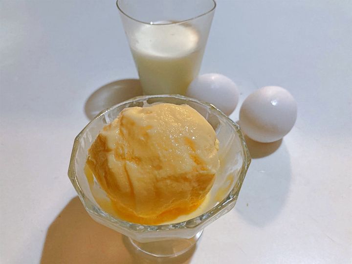 器に盛り付けた濃厚アイス